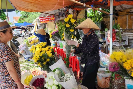 Nhộn nhịp thị trường rằm tháng bảy