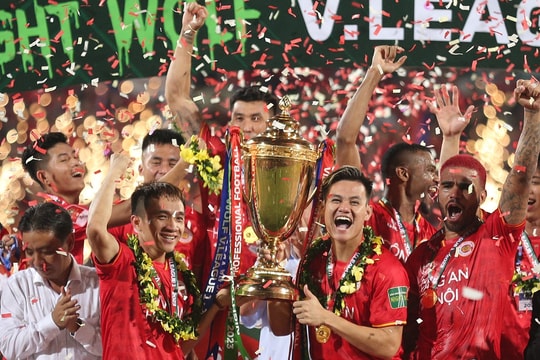 Khoảnh khắc Công an Hà Nội ăn mừng ngôi vương V-League