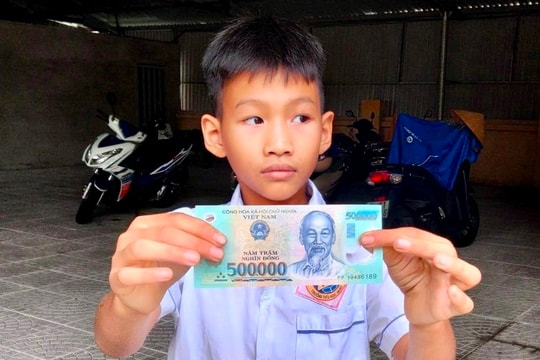 Học sinh lớp 3 trả lại tiền cho người đánh rơi