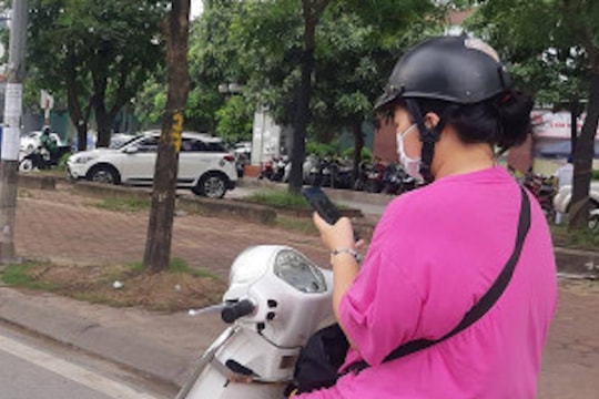 Lái xe máy bằng 1 tay có phạm luật không?