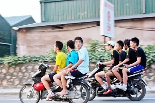 Khi nào đi xe máy chở 3 người không bị xử phạt?