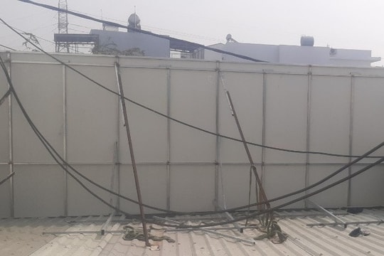 Trèo lên mái tôn nhặt bóng, một học sinh bị điện giật tử vong