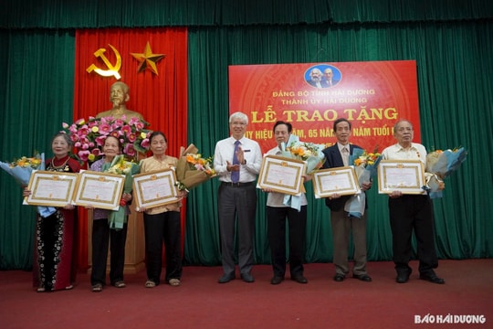 Hải Dương có 2.446 đảng viên được tặng, truy tặng Huy hiệu Đảng dịp 2/9