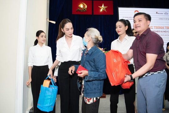 Miss Grand International cùng Hoa hậu Hoàng Phương giản dị đi từ thiện