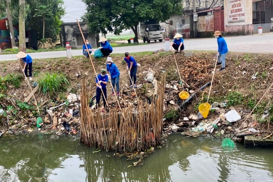 Cẩm Giàng thu gom rác thải tại lòng kênh, mương