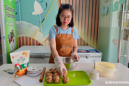 Bánh Trung thu in hình Tổ quốc