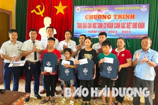 Hội Ngành cửa Hải Dương tặng quà học sinh khó khăn