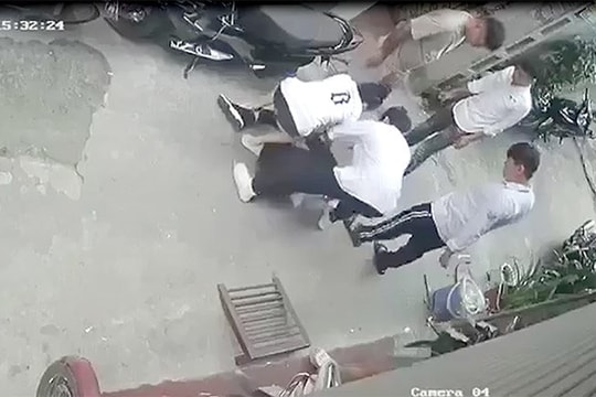 Nam sinh bị nữ giáo viên cùng nhiều người đánh hội đồng