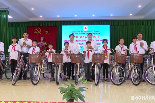 Trao tặng 22 xe đạp cho học sinh khó khăn ở Kinh Môn