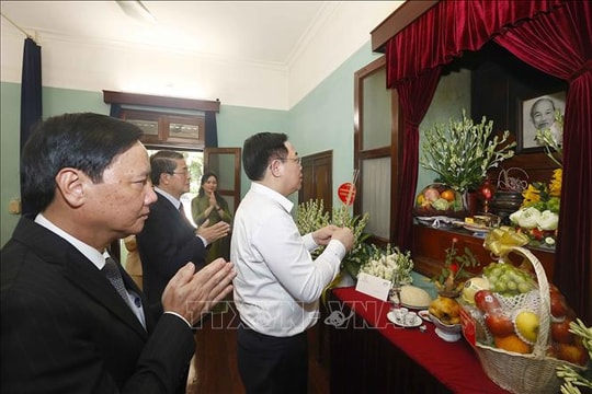 Chủ tịch Quốc hội Vương Đình Huệ dâng hương tưởng niệm Chủ tịch Hồ Chí Minh