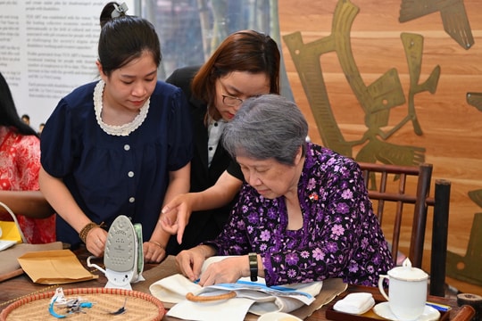 Ghép tranh lụa ở nơi phu nhân Thủ tướng Singapore ghé thăm
