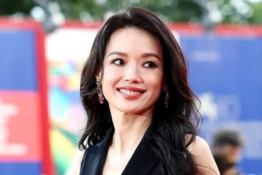 Thư Kỳ diện đầm đen quyến rũ tại Liên hoan phim Venice