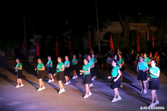 Sôi động đêm dạ hội, khiêu vũ mừng Quốc khánh 2/9