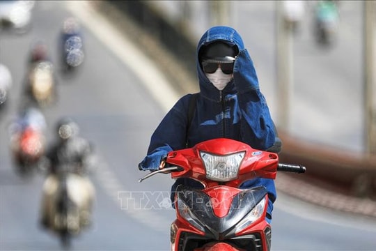 Miền Bắc nắng nóng, Nam Bộ mưa dông