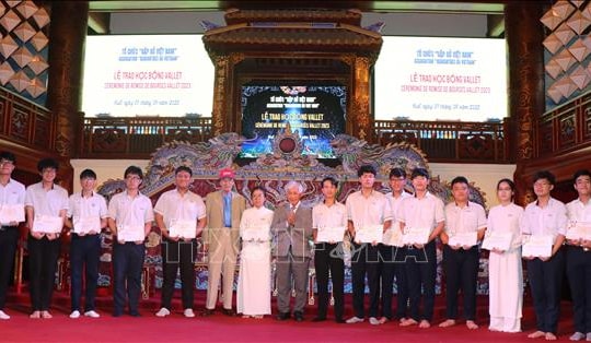 Trao 220 suất học bổng Vallet cho học sinh, sinh viên xuất sắc