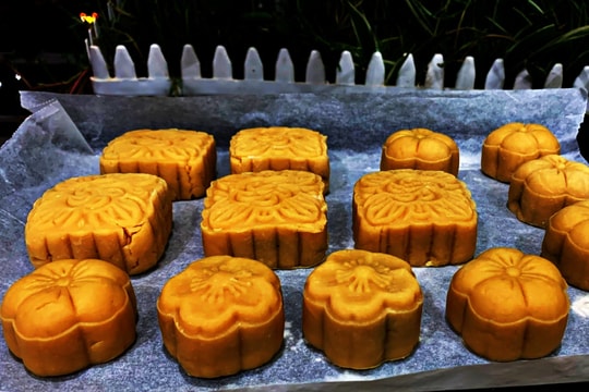 Một bánh trung thu thập cẩm cung cấp năng lượng bằng 5 bát cơm
