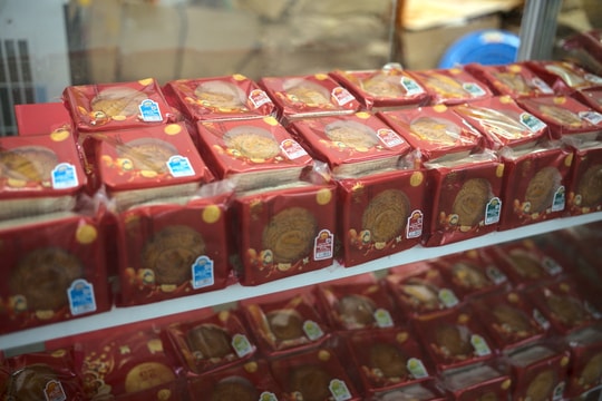 Nguyên liệu đắt đỏ, giá bánh Trung thu tăng cao