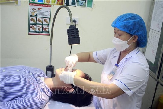Bác sĩ hướng dẫn cách điều trị đau mắt đỏ