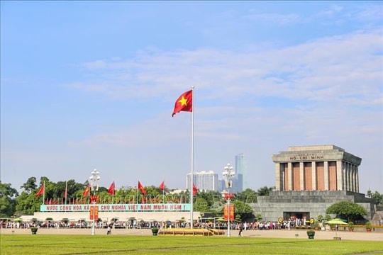 Người dân xếp hàng dài vào Lăng viếng Bác sáng 2/9