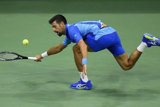 Djokovic thoát hiểm dù thua hai set đầu ở giải Mỹ Mở rộng