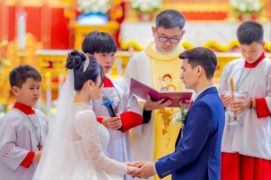 Linh thiêng lễ cưới trong nhà thờ Công giáo ở Hải Dương
