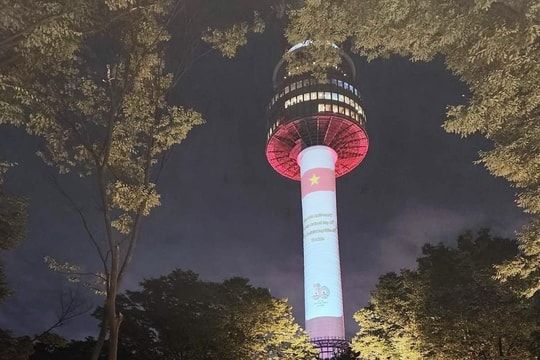 Hàn Quốc trình chiếu hình ảnh Quốc kỳ Việt Nam trên đỉnh Tháp Namsan 
