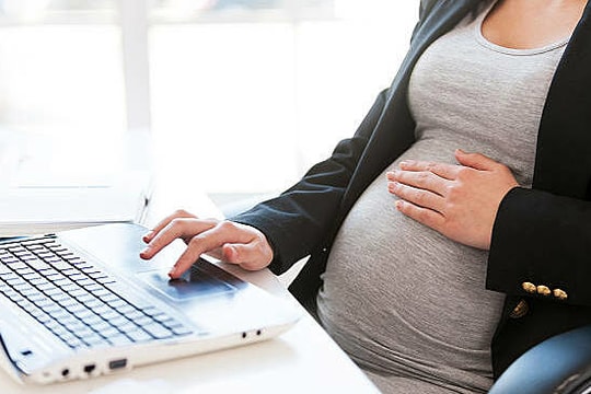 Sinh con trước kỳ nghỉ thai sản, có bị mất quyền lợi bảo hiểm?