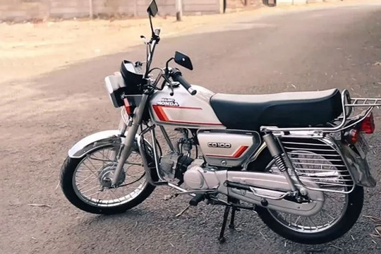 Honda CD100 38 năm tuổi được phục chế đẹp long lanh như mới xuất xưởng