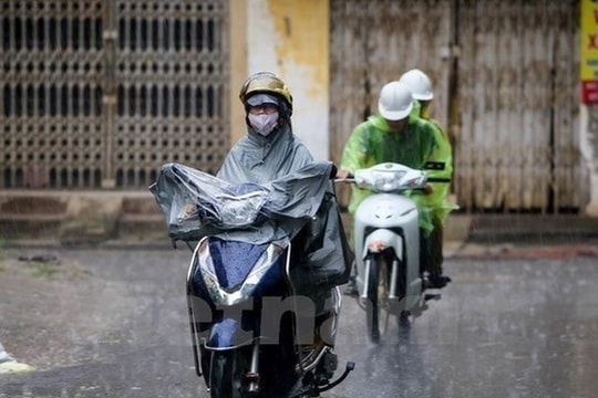 Mưa và dông bao trùm các khu vực trong cả nước, đề phòng lốc, sét
