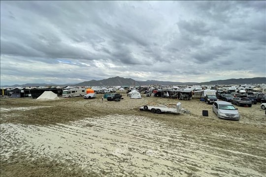 Hàng chục nghìn người dự lễ hội Burning Man bị sa lầy tại sa mạc