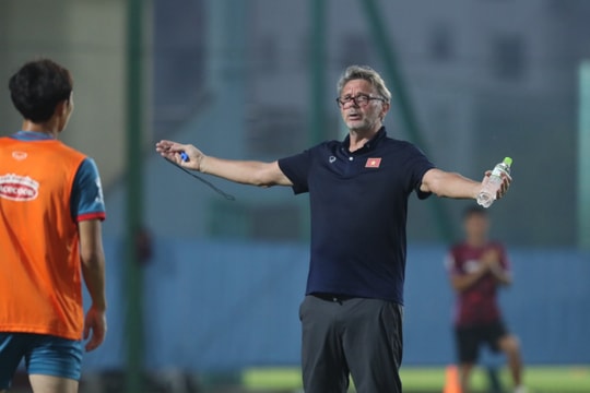 Văn Toàn bị Huấn  luyện viên Philippe Troussier nhắc nhở