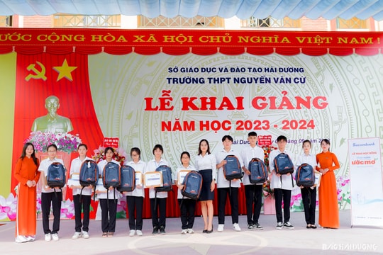 Sacombank Hải Dương trao 75 suất học bổng nhân dịp khai giảng năm học mới