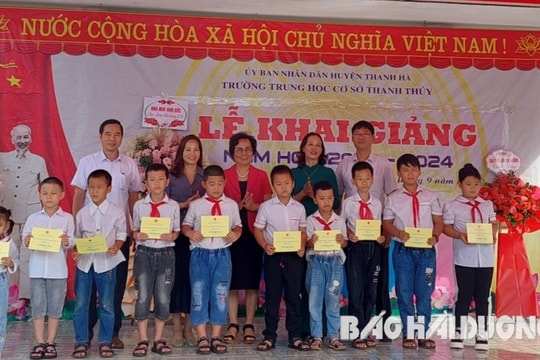 Quỹ Bảo trợ trẻ em trao học bổng cho học sinh nghèo ở Thanh Hà
