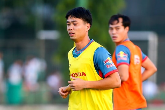 Công Phượng hăng hái tập cùng tuyển Việt Nam ngay khi về nước