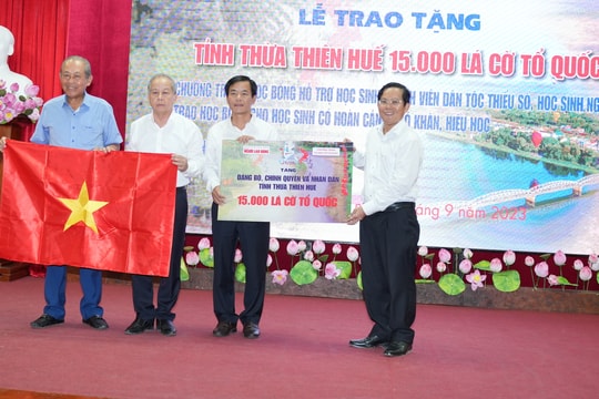 Trao tặng 15.000 lá cờ Tổ quốc cho tỉnh Thừa Thiên - Huế