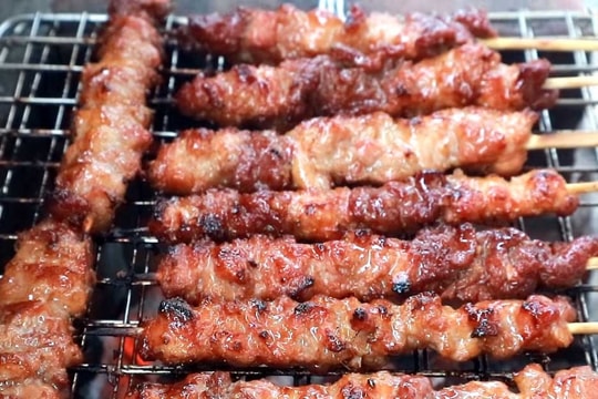 Nguy cơ ngộ độc thực phẩm khi ăn xiên nướng "3 không"