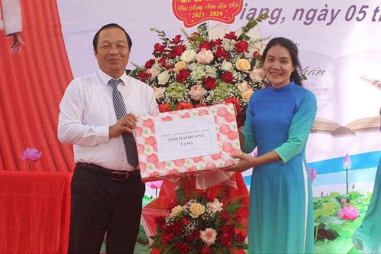 Đồng chí Phó Bí thư Thường trực Tỉnh ủy Hải Dương Lê Văn Hiệu dự khai giảng tại Ninh Giang
