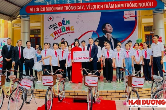 40 học sinh nghèo được tặng xe đạp trong ngày khai giảng năm học mới