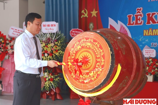 Các đồng chí lãnh đạo UBND tỉnh Hải Dương dự khai giảng năm học mới tại Tứ Kỳ, Kinh Môn