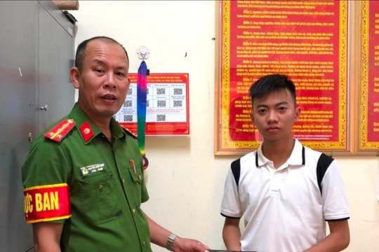 Em Huy trả lại ví tiền cho người đánh rơi