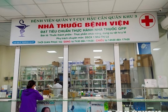 Người nhà bệnh nhân nhận lại bọc tiền sau 3,5 giờ để quên tại Bệnh viện Quân y 7