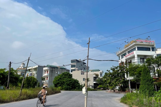 Cột điện nằm giữa đường ở khu đô thị Việt Hòa