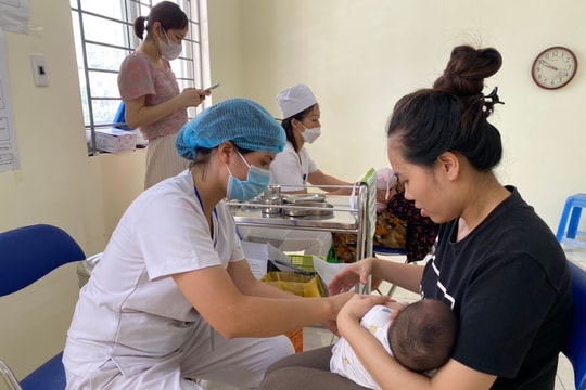 Vaccine 5 trong 1 về, phụ huynh Hà Nội khẩn trương cho trẻ đi tiêm