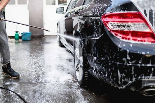 Có nên rửa xe bằng nước mưa?