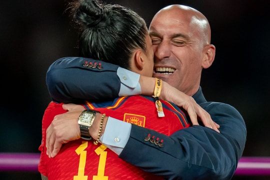 Nhà vô địch World Cup nữ kiện chủ tịch Liên đoàn Bóng đá Tây Ban Nha