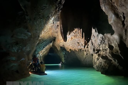 Phát hiện hang động mới nguyên sơ giữa rừng Trường Sơn