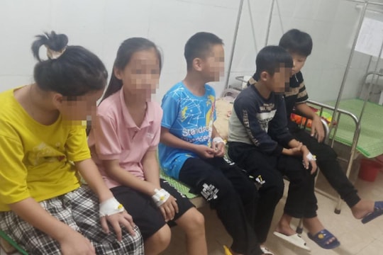 25 học sinh vào viện sau khi ăn kẹo bán ở cổng trường