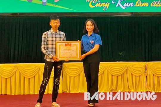 Huyện đoàn Tứ Kỳ tuyên dương em Huy nhặt được ví tiền trả lại người đánh rơi