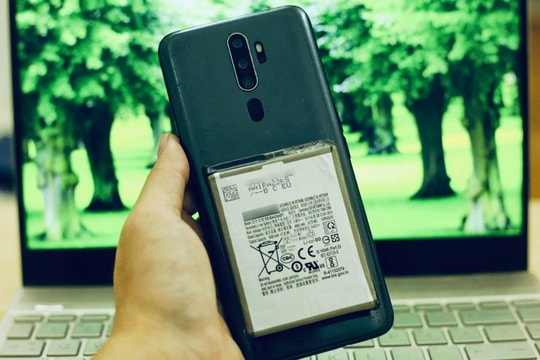 Chật vật thay pin điện thoại Android đời cũ