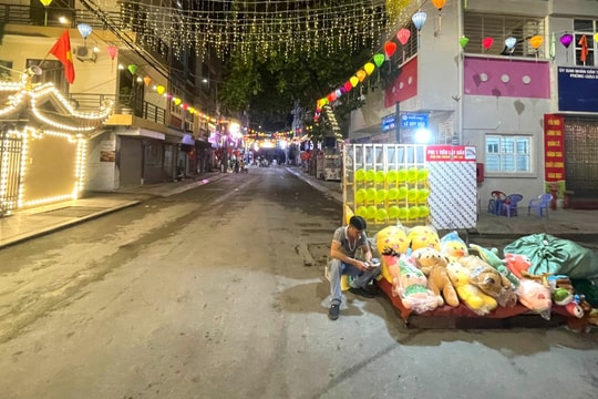 Phố đi bộ ở Hạ Long ế khách khó tin, chủ quán rủ nhau ra đường "thi" hát karaoke